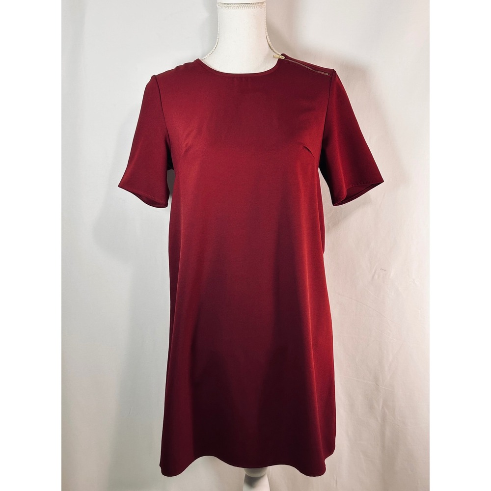 Miin Burgundy Short Sleeve Pleated Back Shift Dress  Shoulder Zipper Detail 8